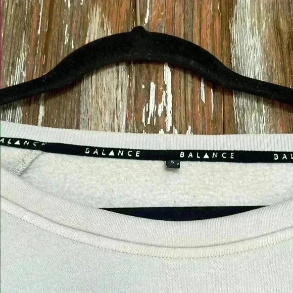 EUC BALANCE ATHLETICA Women's Beige Cropped Sweatshirt - Picture 2 of 5